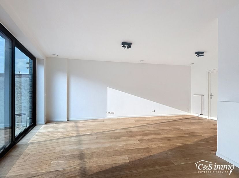 Het appartement bevindt zich op de zesde verdieping, achteraan in residentie KPlaza, een modern, energiezuinig en stijlvol nieuwbouwproject dat werd o