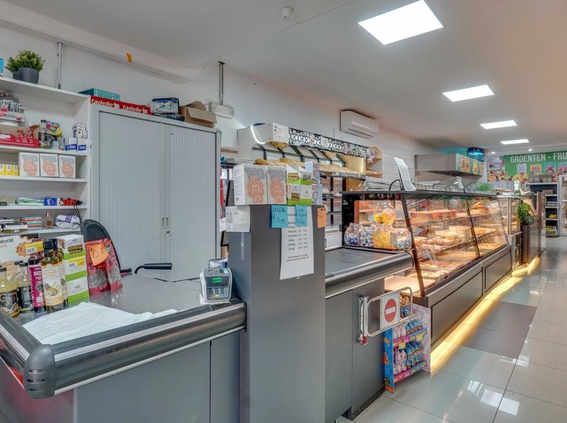 Te koop : Handelsruimte met bovenliggende woonst, gelegen Maastrichterstraat 6 en woning gelegen te Maastrichterstraat 6A  3740 Bilzen-Hoeselt<br />
D