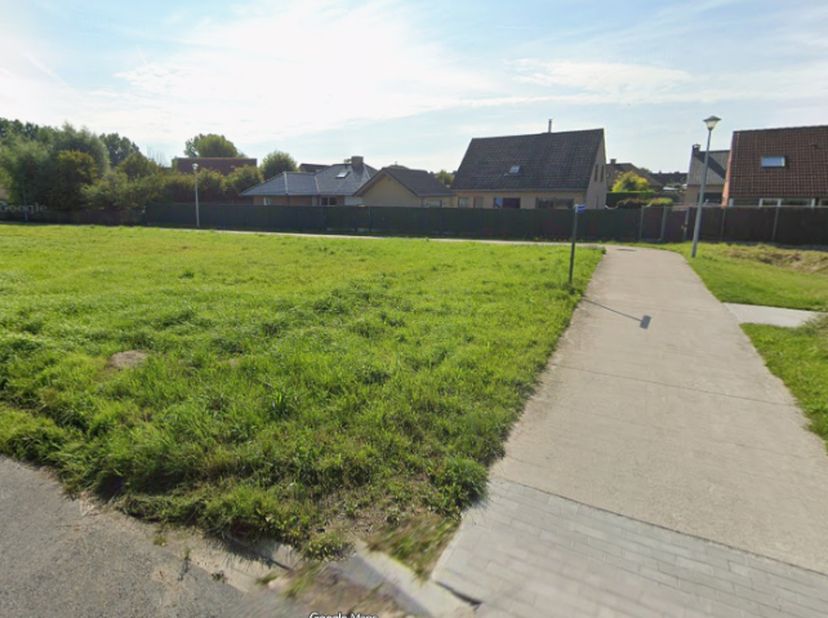 In de rustige, doodlopende Monseigneur Eugeen Laridonstraat in Roeselare is deze villabouwgrond (lot 2) van 566 m² met zuidoostelijk gerichte tuin bes