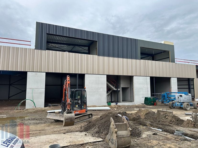 Nieuwbouw KMO-unit van 249 m² met 130 m² kantoorruimte te koop en 4 privatieve parkeerplaatsen.<br />
De loods maakt deel uit van “Apollo”, een gloedn