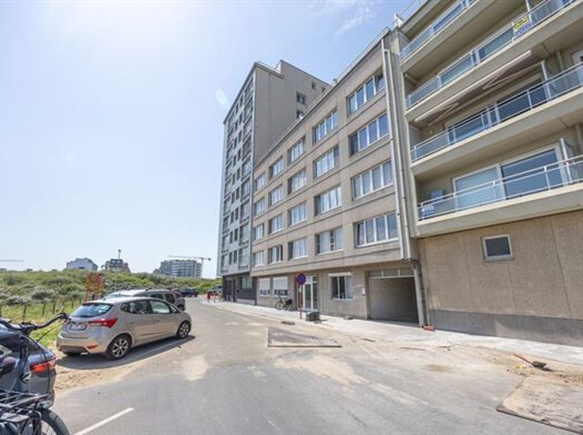 Gelijkvloers appartement op rustige ligging tegen de Zeedijk en dichtbij het winkelcentrum.  Indeling : inkomhal, woonkamer, halfopen keuken, badkamer