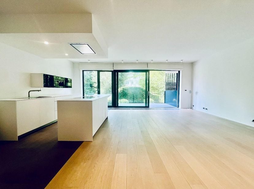 Situé au premier étage d'une résidence de standing, cet élégant appartement offre une superficie habitable d'environ 125 m² (selon le certificat PEB).