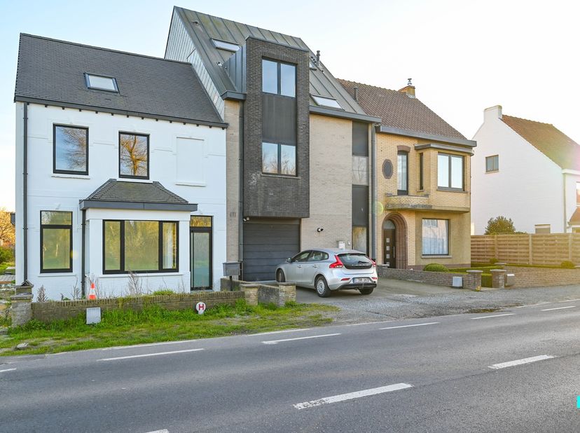 Dit verrassend ruime en lichtrijke triplexappartement biedt met zijn 4 volwaardige slaapkamers en twee terrassen een unieke woonervaring op een steenw