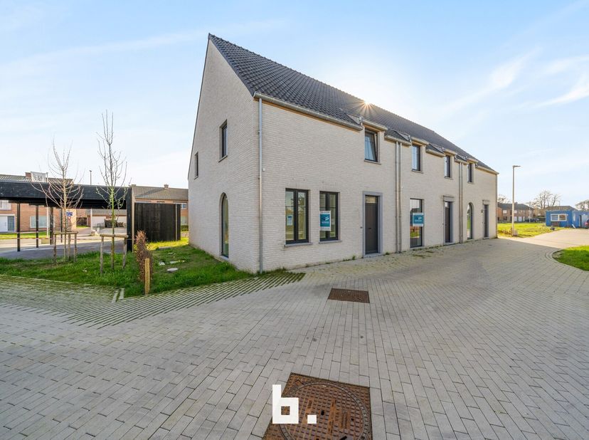 OPENDEUR: Nu zaterdag van 11u-12u<br />
In het prachtige en rustige nieuwbouwproject "ZANDEPARK" te Hansbeke bieden wij u deze stijlvolle en ruime won