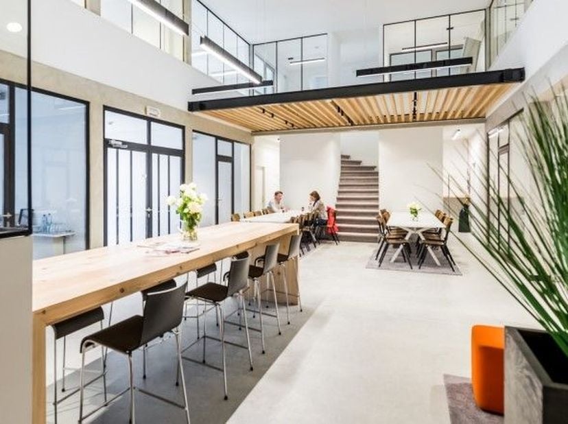 Deze fullservice kantoren, geschikt voor 9 werkplaatsen, combineren een scherpe prijs met een uitstekende ligging. Gelegen vlakbij de op- en afrit van