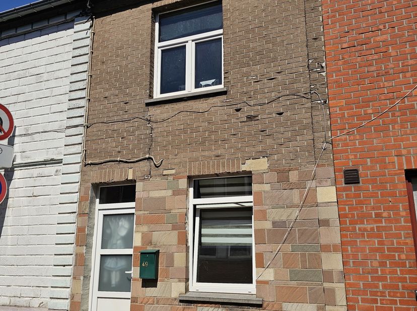 Située à Châtelet, à proximité immédiate des commerces, des commodités et des principaux axes, cette maison 2 façades actuellement louée constitue une