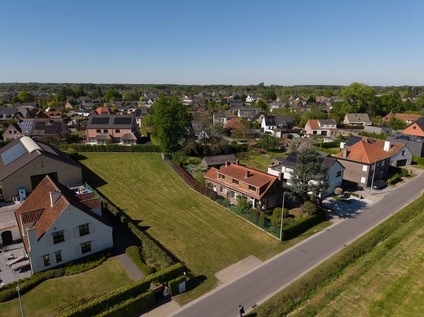Ligging<br />
Deze bouwgrond is gelegen in de Nazarethstraat in De Pinte, een gegeerde locatie die rust, bereikbaarheid en woonkwaliteit perfect combi