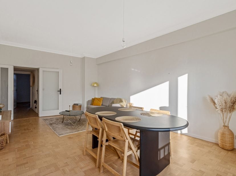 Centraal gelegen appartement op de 5de verdieping met prachtig zicht op het vernieuwde Operaplein en de iconische Antwerp Tower. Op wandelafstand van