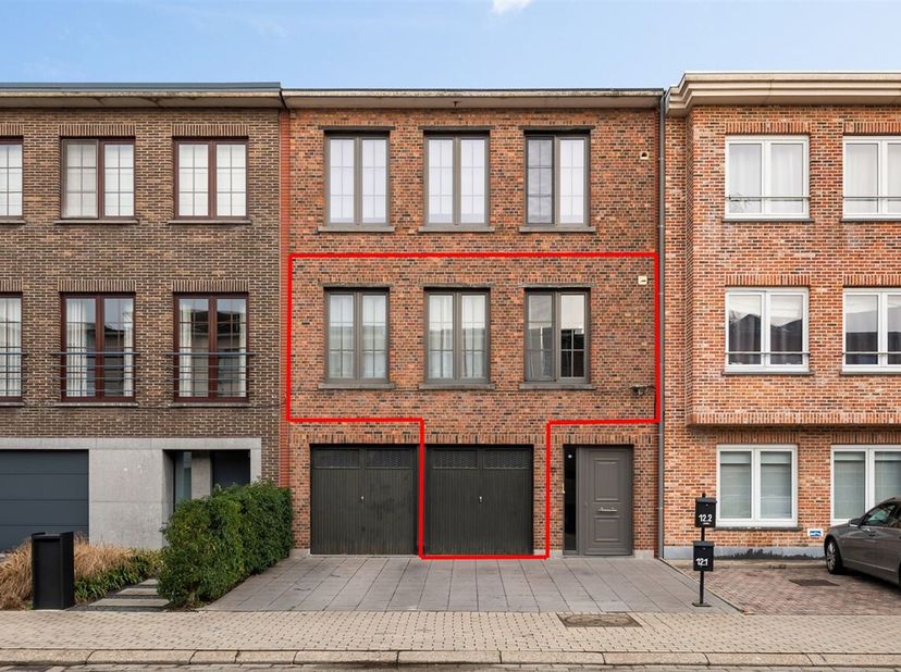 Instapklaar appartement met studio en garage op topligging in Lier <br />
In een rustige woonwijk aan de Groeningelaan te Lier, vlak bij belangrijke i