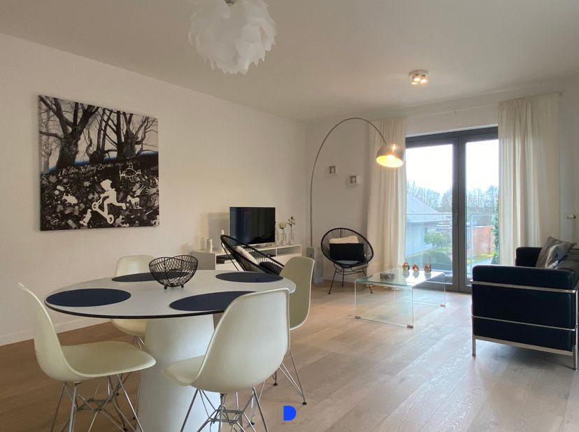 Mooi appartement op de 1ste verdieping van Residentie Tika op een centrale ligging met 2 slaapkamers en parkeerplaats.<br />
Een uitstekende aankoop z