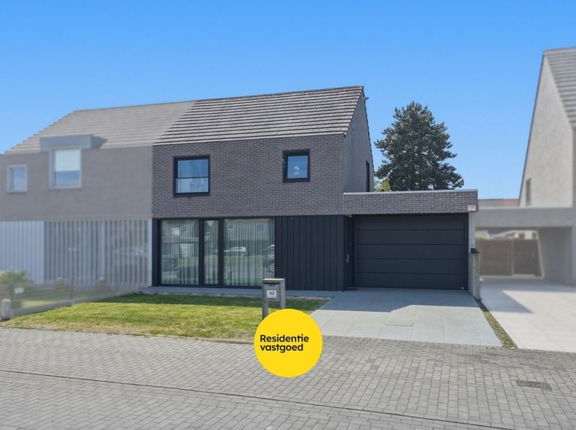 Instapklare woning (bwj 2011) met 3 ruime slaapkamers in Zandvoorde<br />
Gelegen in de rustige Boomgaardlaan 43 te Zandvoorde, vindt u deze verzorgde