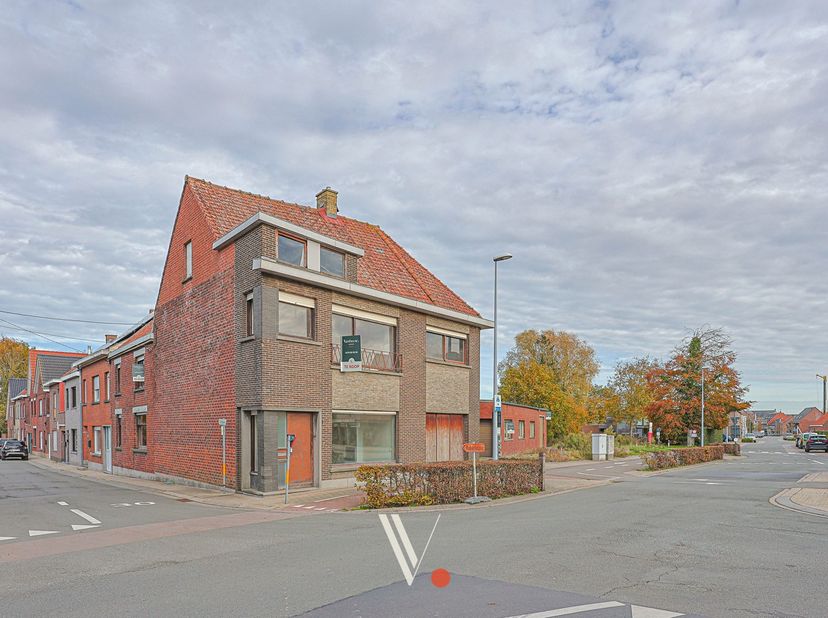 Deze kloeke woning met mogelijkheden heeft een rustige ligging en is toch vlakbij het centrum van Staden gelegen. Het perceel bedraagt 805 m²!<br />
D