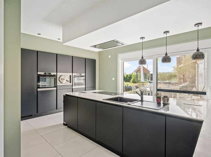 Recent gerenoveerde gezinswoning met 4 slaapkamers, garage, tuin en domotica!<br />
<br />
Bent u op zoek naar een RUSTIG gelegen, INSTAPKLARE gezin