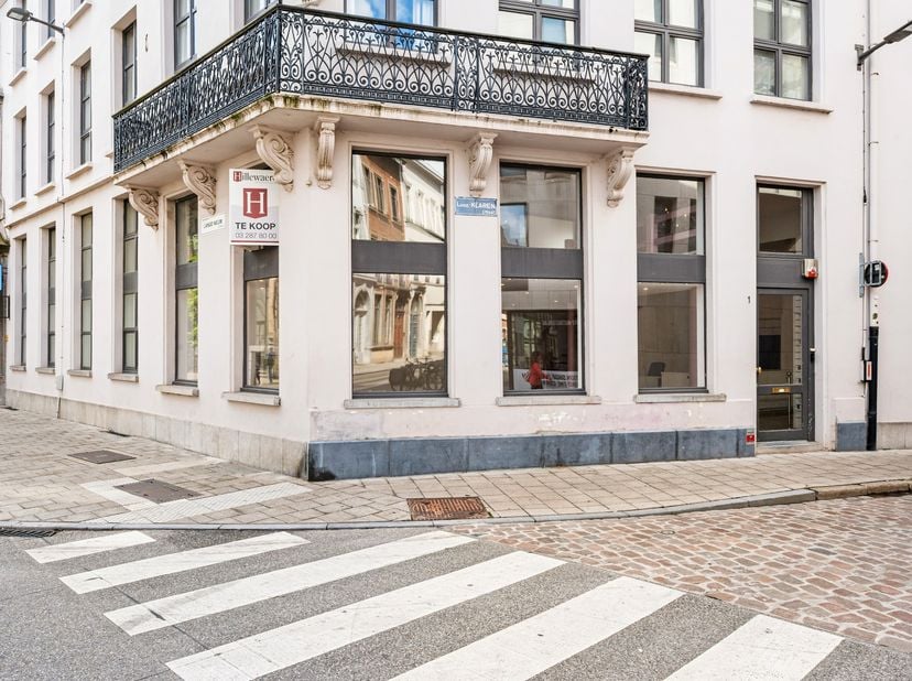 Dans un emplacement d'angle de premier plan sur la Lange Klarenstraat, en continuité avec la Lange Nieuwstraat entièrement réaménagée, se trouve cet e