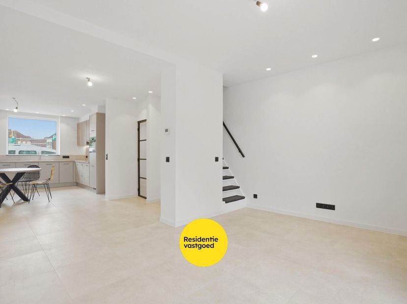 Volledig gerenoveerde rijwoning met zonnige tuin in Nieuwpoort-Stad op 180m².<br />
Deze instapklare rijwoning werd in 2025/2026 grondig gerenoveerd e