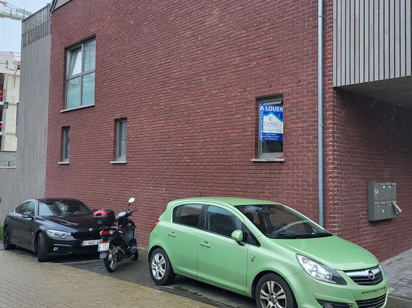 Gelijkvloers appartement (PMR) hal, WC, wasplaats, douchekamer, een slaapkamer, grote woonkamer met ingerichte keuken, terras 1 parkings, kelder<br />