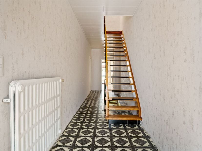 Charmante bel-etage met 2 slpk en ruime tuin in Merksem!<br />
Deze op te frisse woning is rustig en gunstig gelegen in een residentiële wijk. Verschi