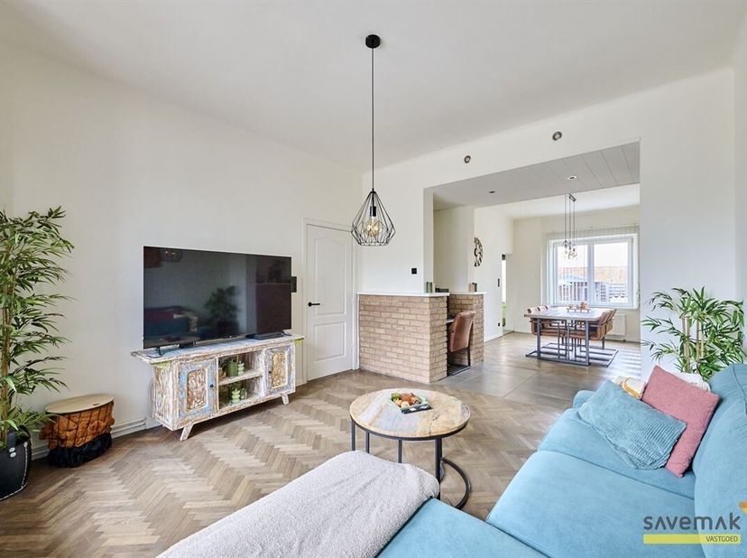 Welkom in deze prachtige herenwoning in Leopoldsburg!<br />
Deze karaktervolle woning (1936) werd volledig gerenoveerd en combineert authentieke charm
