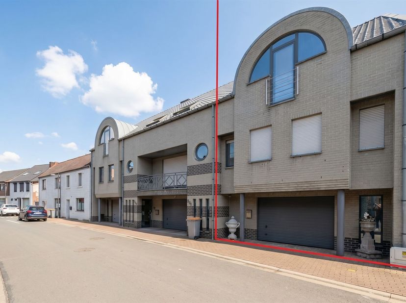 Op zoek naar een woning die ruimte, comfort en een adembenemend uitzicht combineert? Dan is dit uniek pand aan de Grotestraat 332 in Kotem precies wat