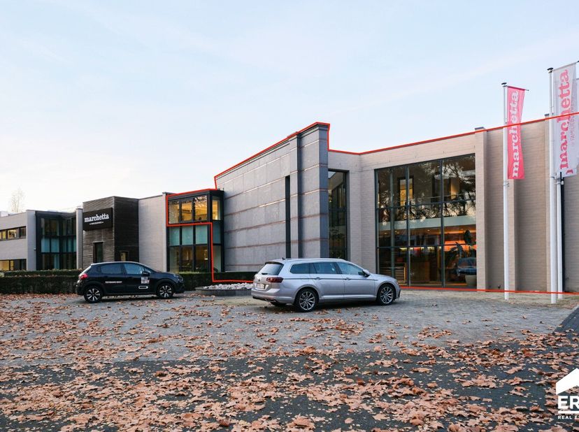 Instapklare toonzaal met burelen van 315m² gelegen in Genk. Voor meer info ga naar https://www.era.be/nl/te-huur/genk/kantoor/instapklare-toonzaal-met