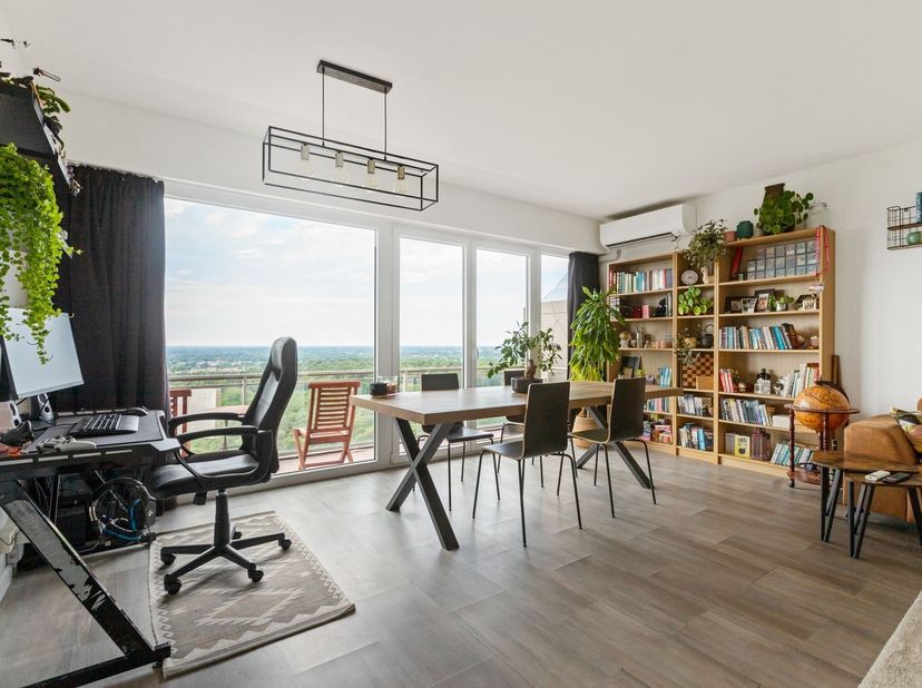 Gerenoveerd appartement met panoramisch uitzicht op de 13e verdieping<br />
<br />
Dit volledig gerenoveerde en instapklare appartement op de 13e ve