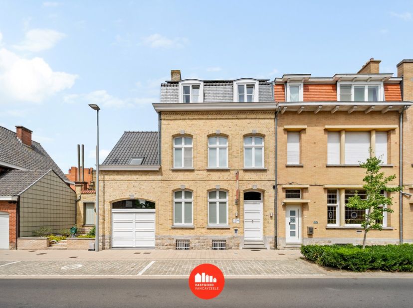 In het historische centrum van Ieper bevindt zich dit uitzonderlijk stijlvolle herenhuis waar authentieke charme en hedendaags wooncomfort naadloos sa