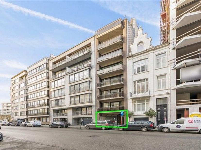 Avertissement: ce message a été traduit automatiquement<br />
Cette propriété commerciale est dans un bel emplacement près du centre d'Ostende. Proche