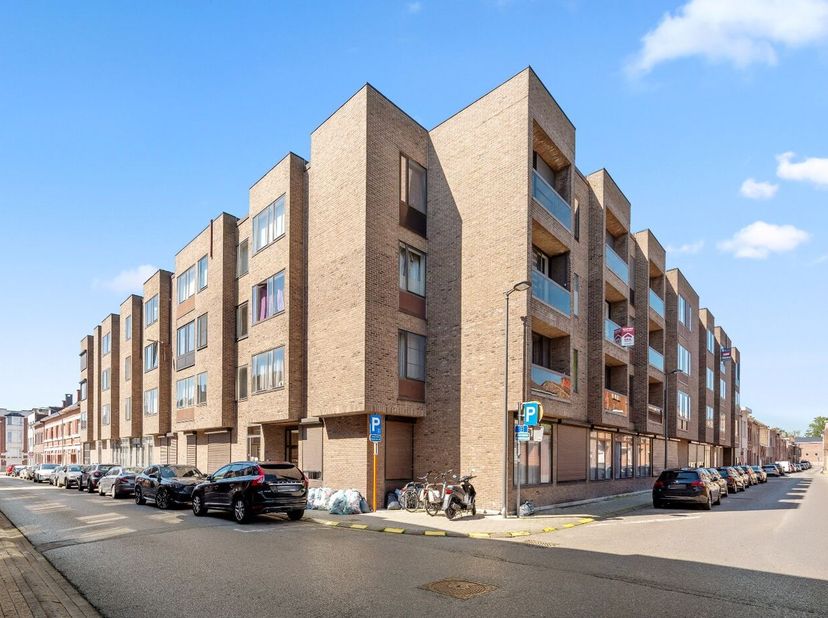 Dit appartement is zeer goed gelegen in het centrum van Tienen. Makkelijk bereikbaar via E40, kortbij bushalte en treinstation. Het appartement bevind