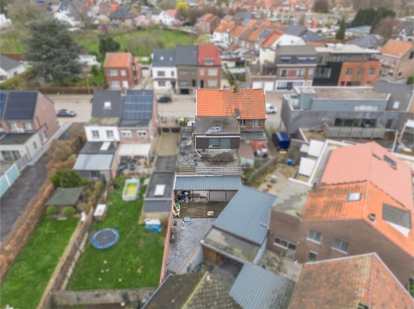 Langs de Gorsemweg ter hoogte van nummer 168 vinden we dit leuke café met woonst terug. Grote troef van dit pand is ongetwijfeld de ligging! Het bruis