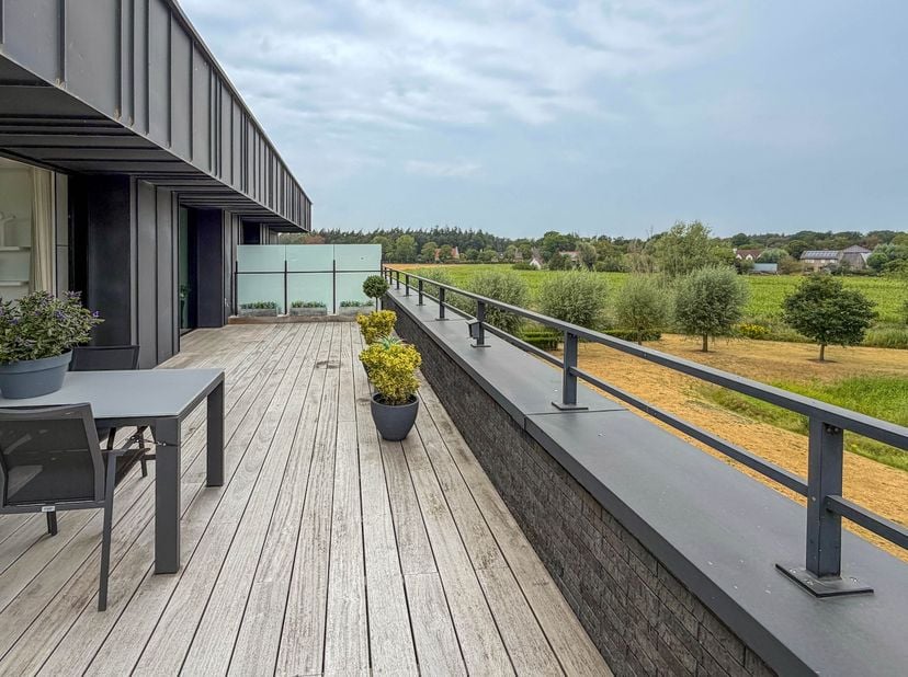 In één van de meest herkenbare en architecturaal opvallende residenties van Loppem bevindt zich deze uitzonderlijk ruime duplex penthouse. Het eigenti