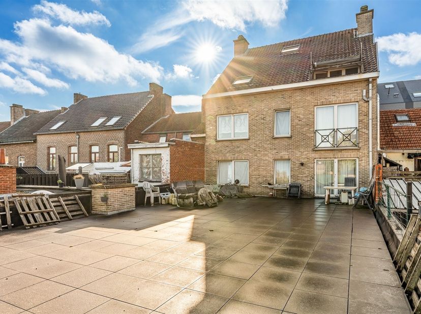 Gebouw met 2 handelspanden en 5 appartementen<br />
<br />
Ligging:<br />
Het gebouw is gelegen in het centrum van Bilzen op Korenstraat 23. Alle v
