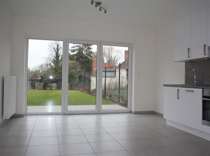 Superbe appartement 1 chambre de +/- 50 m² avec terrasse, jardin et emplacement parking privatif couvert. <br />
Le logement, situé au rez-de-chaussée