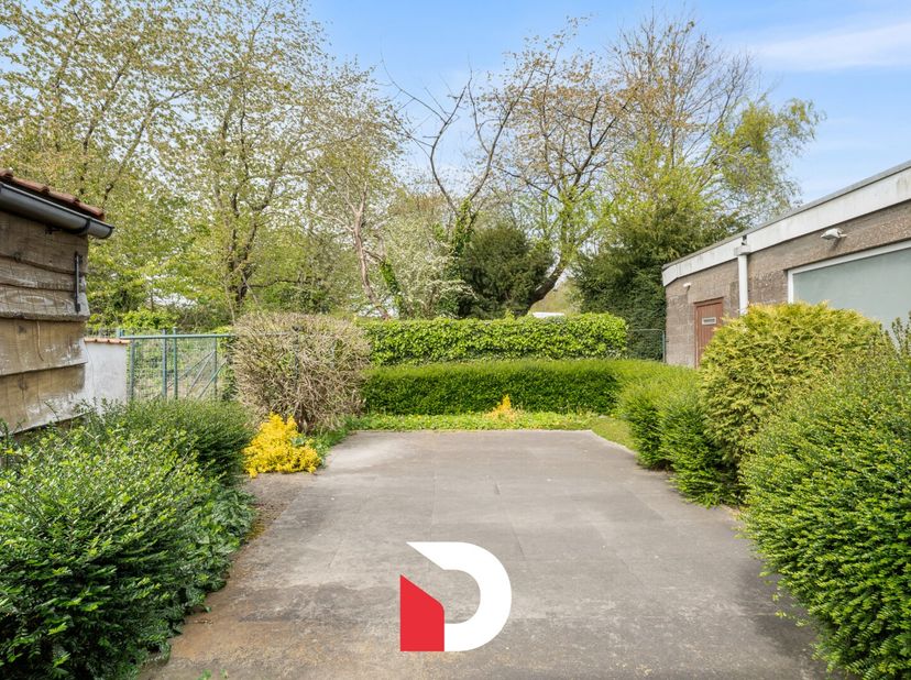 Maak kennis met deze verrassend, ruime  woonst, gelegen op een uiterst strategische locatie op de grens van Sint-Michiels en Oostkamp, nabij het stati