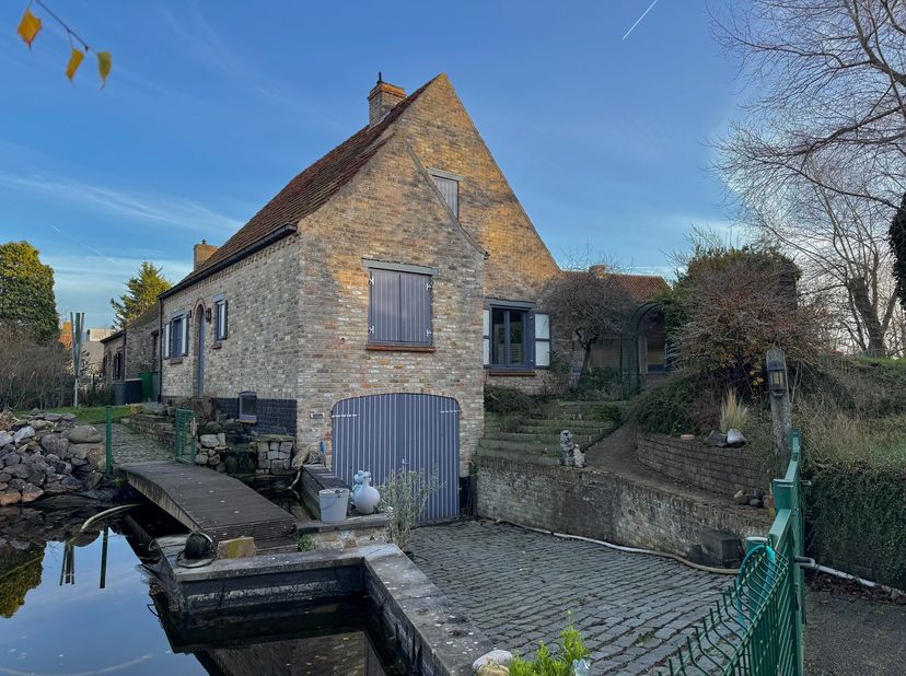 Goed gelegen woning op 396m² grond voorzien van open leefruimte met keuken; berging; badkamer; zuidwest gericht terras/tuin; 3 slaapkamers en kelder m