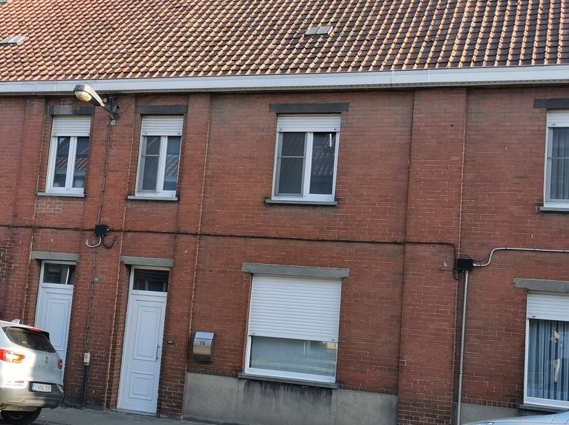 210.000 euro Instapklare woning gelegen nabij het centrum van Tielt, bestaande uit: KELDER GELIJKVLOERS: - inkom - ruime woonkamer - ingerichte keuken