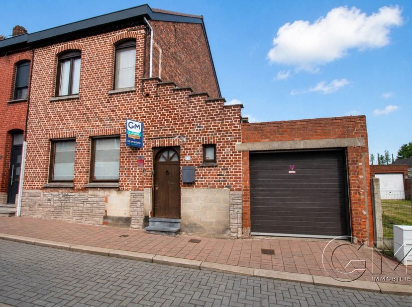 Spacieuse habitation semi-mitoyenne, 4 grandes chambres, électricité conforme jusqu'en 2047, châssis double vitrage avec persiennes, chauffage par con