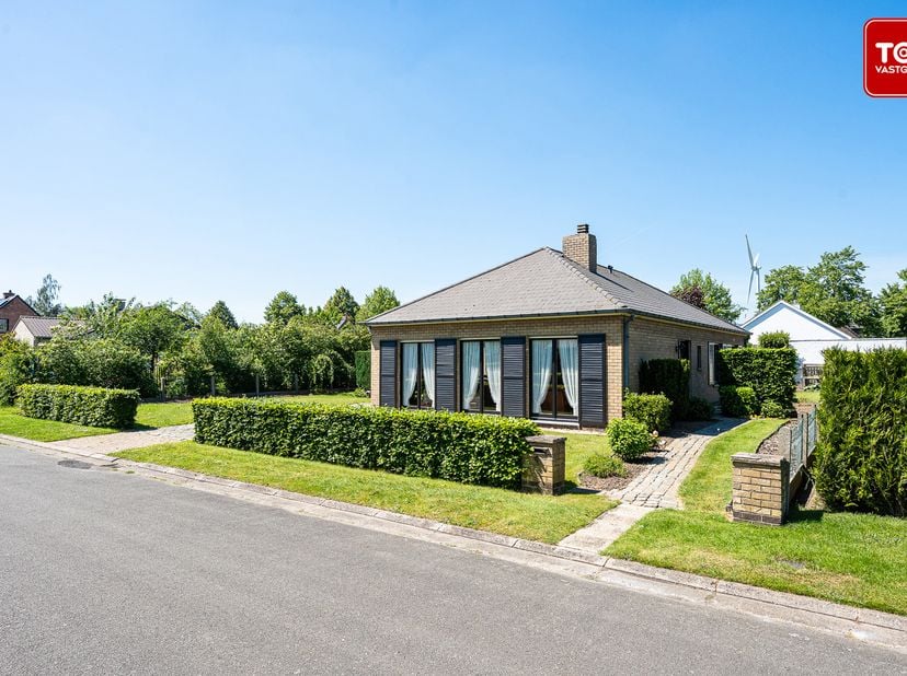 Deze goed onderhouden doch op te frissen woning is gelegen in een rustige en kindvriendelijke woonwijk.<br />
De woning zich op slechts een steenworp