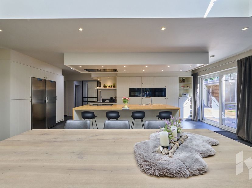 Zeer mooie, landelijk ingerichte woning (290m²) gelegen op een perceel van 1103m² in een rustige omgeving! <br />
Via de inkomhal, voorzien van een ga