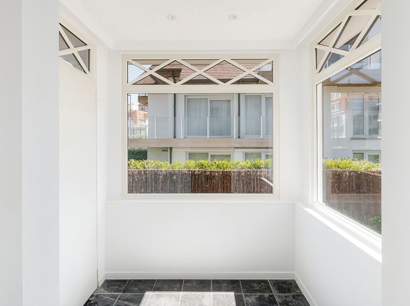 Villa d’exception entièrement rénovée, idéalement située dans la prestigieuse Jozef Nellenslaan à Knokke.<br />
Cette élégante villa a été rénovée ave