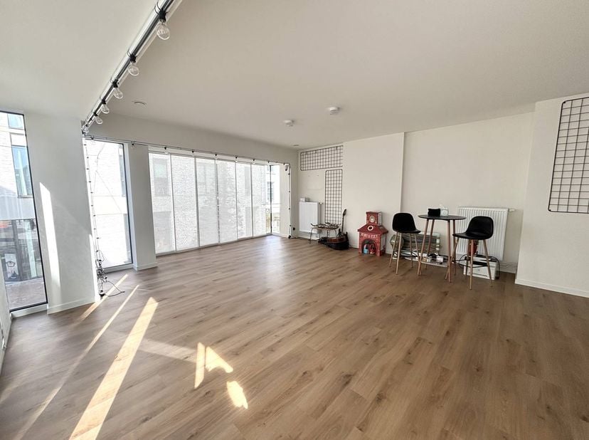 Découvrez cet appartement moderne et économe en énergie à Hasselt, idéalement situé sur le Botermarkt, dans le centre-ville animé. Cette élégante prop