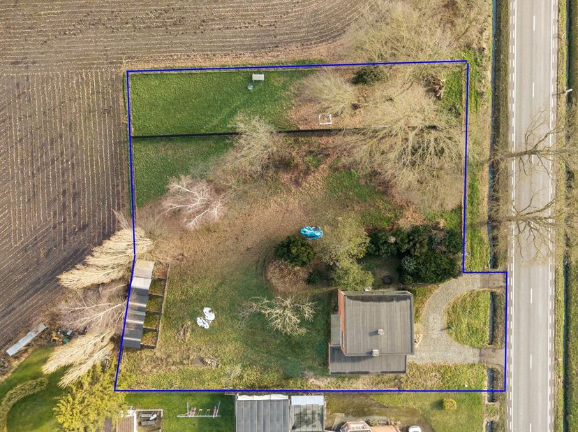 Bent u op zoek naar een vrijstaande woning met een kenmerkende architectuur uit de jaren '60. Gelegen op een prachtig, ruim perceel dat grenst aan uit