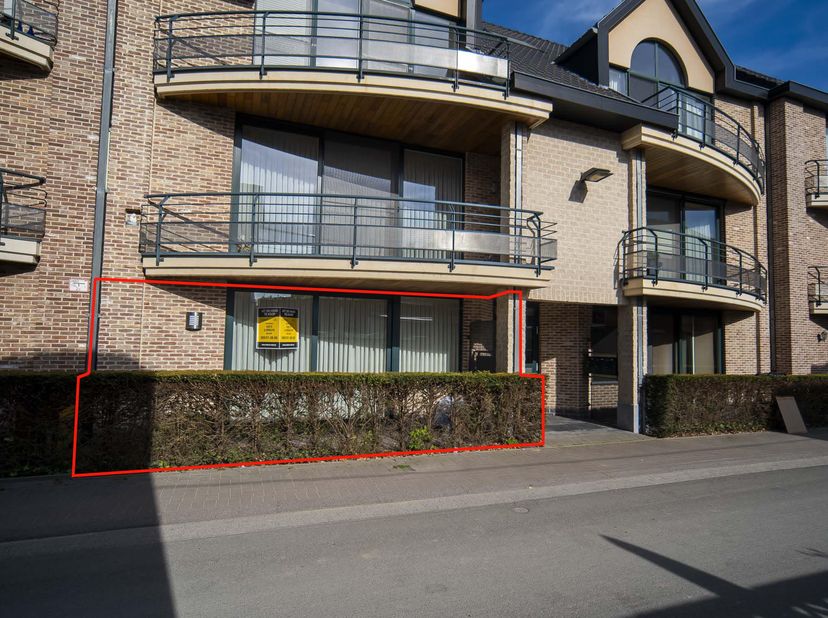 INSTAPKLAAR GELIJKVLOERS APPARTEMENT -<br />
Dit instapklare, gelijkvloerse appartement MET ondergrondse autostandplaats is gelegen vlakbij het centru
