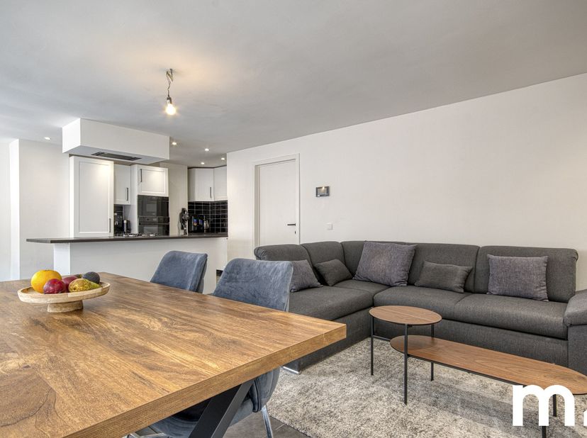 Op zoek naar een energiezuinig en volledig afgewerkt appartement met alle comfort? Dit prachtig appartement op de 1steverdieping in Menen is alles wat
