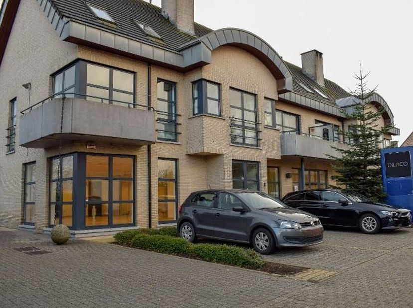 Immeuble Mixte Grimbergen : Showroom (412 m²) avec bureaux et entrepôt (à partir de 450 m²). Hauteur libre 6 m, stockage en sous-sol. Emplacement calm