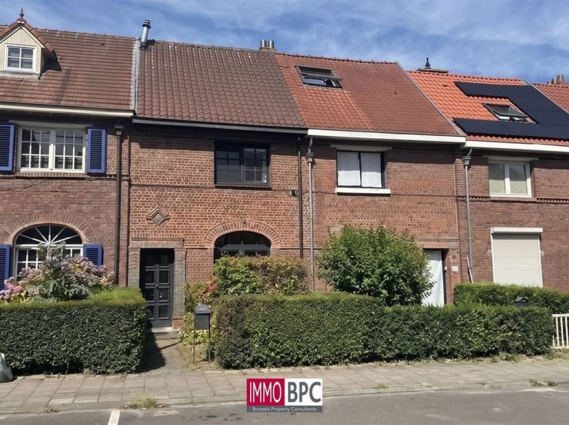 Deze karaktervolle woning in Ganshoren combineert een originele gevel, een praktische indeling en een aangename groene stadstuin.<br />
Op het gelijk