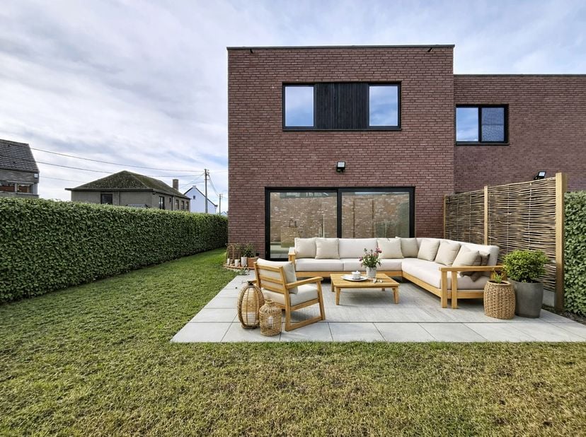 <br />
LIGGING<br />
<br />
Dit nieuwbouwproject langs de Cooppallaan, vlakbij het centrum van Wetteren, biedt 9 energiezuinige woningen in een hedend