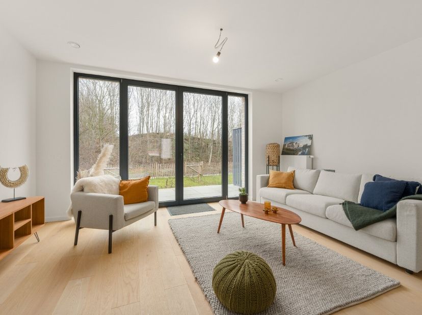 modern halfopen woning in de Zilverlaan in Oostende, rustig gelegen nabij park en bos. De woning, gebouwd in 2025, biedt hedendaags comfort en een ene