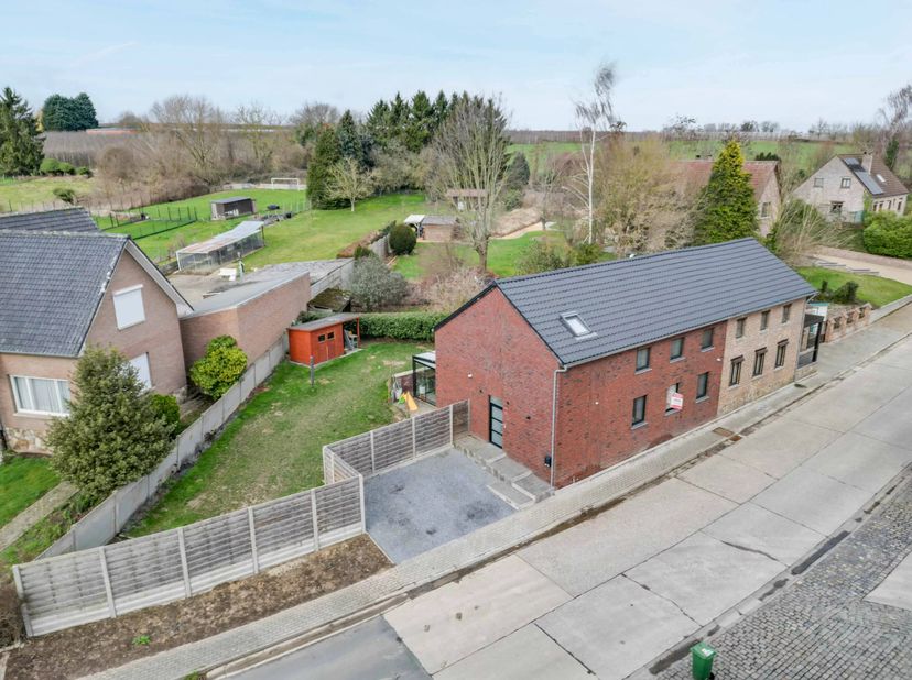 Met een woonoppervlak van ruim 170 m² biedt deze woning in Mechelen-Bovelingen buiten drie ruime slaapkamers ook een gezellige leefruimte met open keu