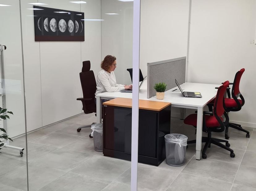 Bien professionnel à louer
                    à 2400 Mol