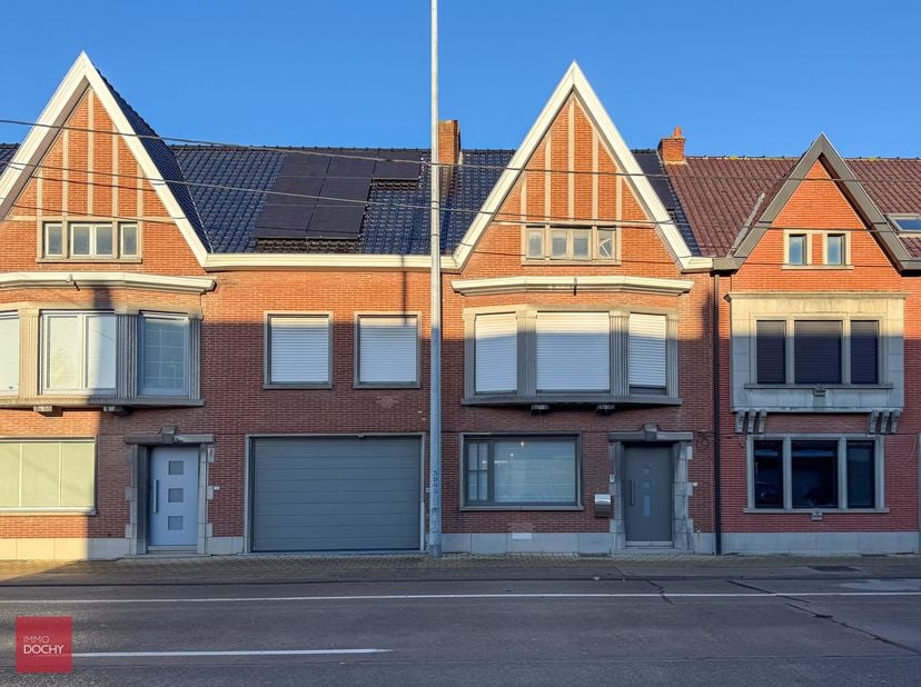 Instapklare ruime woonst bestaande uit een inkomhall, living (2 delen), nieuwe ingerichte keuken met eetruimte, grote wasplaats, douchekamer en apart